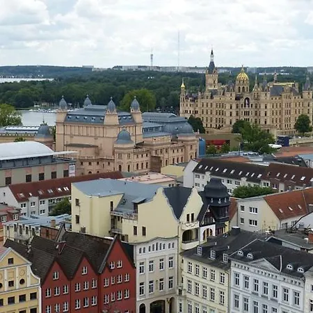 Апартаменты Familienappartement In Zentrum Шверин
